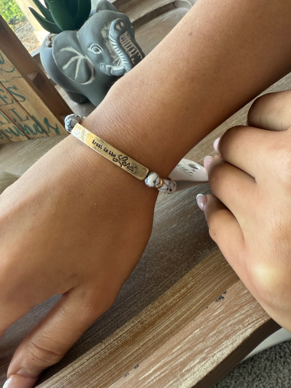 Faith-Inspired White Howlite Beaded Bracelet with Gold Bar - Picture 6 of 8
